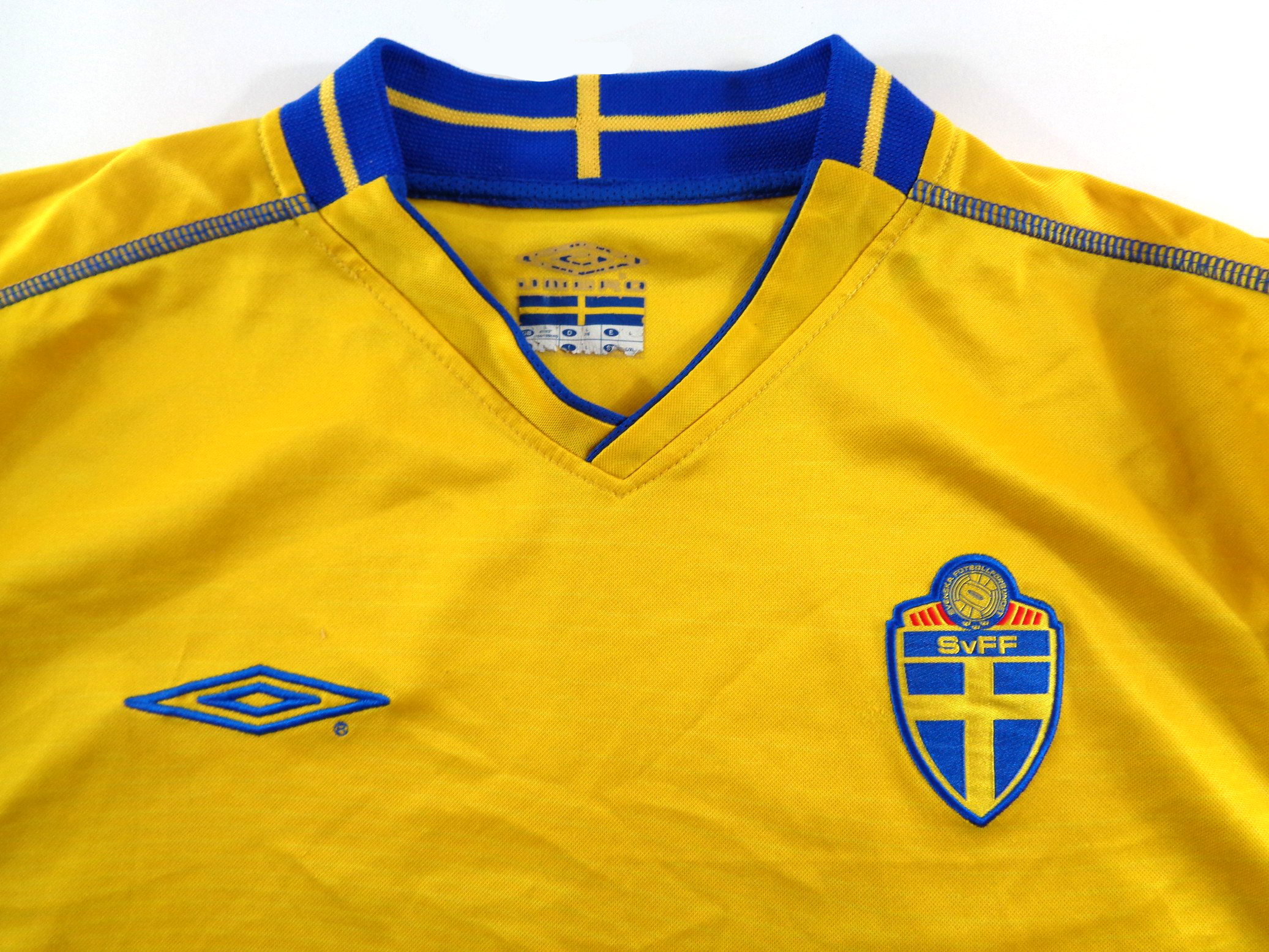 2003/05 SWEDEN Home Football Shirt L Large Yellow Umbro - Image 2