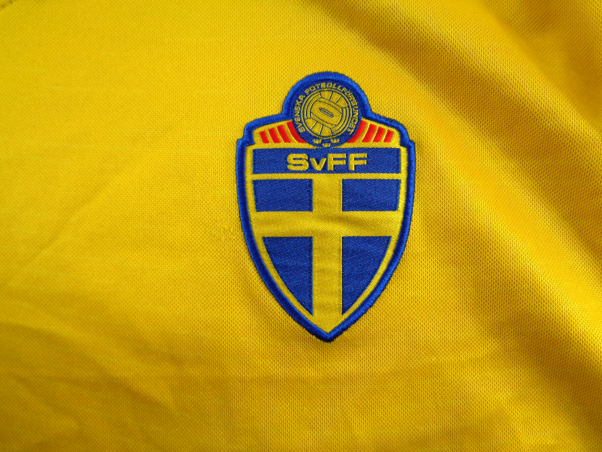 2003/05 SWEDEN Home Football Shirt L Large Yellow Umbro - Image 3