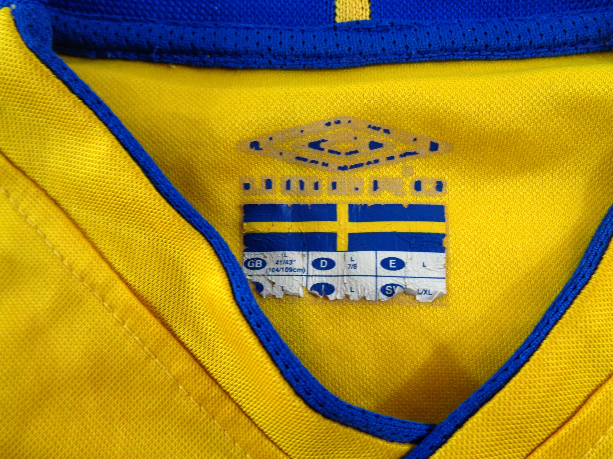 2003/05 SWEDEN Home Football Shirt L Large Yellow Umbro - Image 4