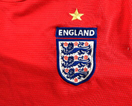 2004/06 ENGLAND Away Football Shirt M Medium Red Umbro